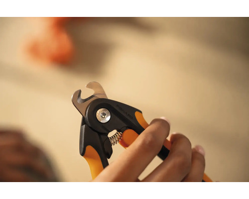 Unghieră pentru animale de companie cu logo Fiskars în mână