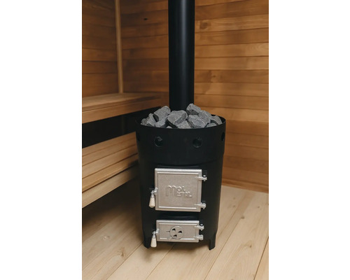 Sobă de saună cu pietre și coș de fum