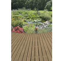 Lac de grădină cu nuferi și terasă din lemn