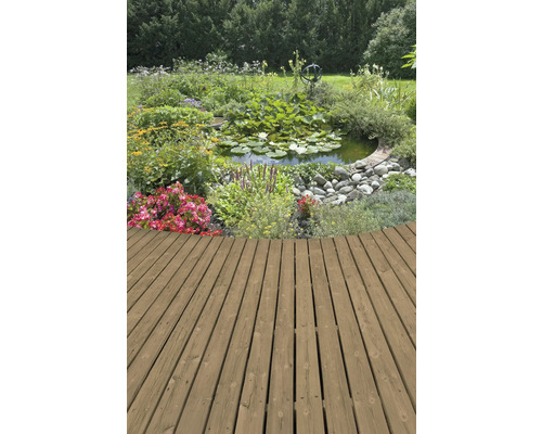 Lac de grădină cu nuferi și terasă din lemn