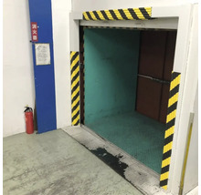 Ascensor de marfă deschis cu marcaje de siguranță