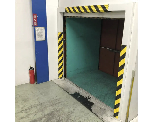 Ascensor de marfă deschis cu marcaje de siguranță