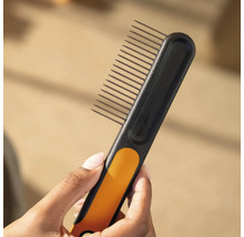 Sigla Fiskars. O mână ține o greblă neagră Fiskars cu dinți.