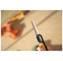 Logo Fiskars pe o pilă metalică cu mâner din plastic