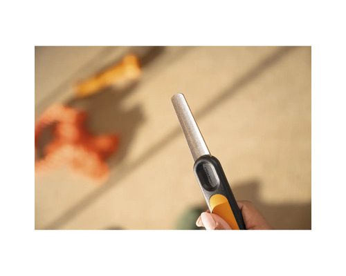 Logo Fiskars pe o pilă metalică cu mâner din plastic