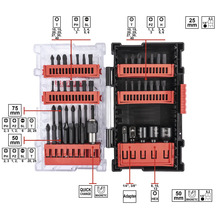 Set de biți cu diverse capete de șurubelniță și adaptoare într-o cutie transparentă