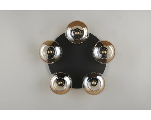 Lumină de plafon cu cinci lămpi sferice pe o placă rotundă, întunecată