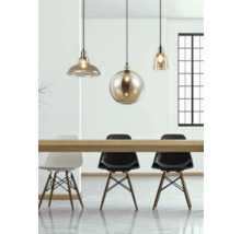 Sufragerie cu masă, scaune și trei lămpi suspendate de diferite forme