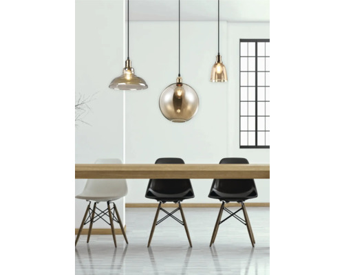 Sufragerie cu masă, scaune și trei lămpi suspendate de diferite forme