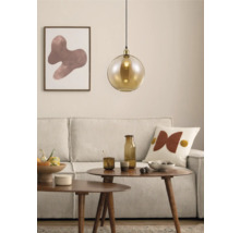 Living cu canapea, măsuță de cafea și lampă suspendată aurie