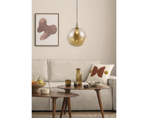 Living cu canapea, măsuță de cafea și lampă suspendată aurie