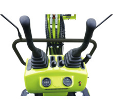 Panoul de control al unui mini-excavator cu manete de control și afișaje