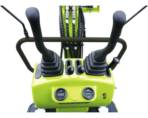 Panoul de control al unui mini-excavator cu manete de control și afișaje
