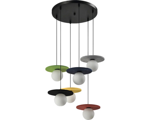 Lumină suspendată multicoloră cu abajururi rotunde și cinci becuri.