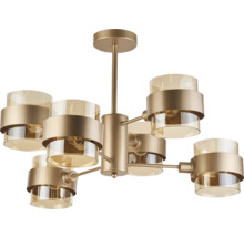 Lumină de tavan cu șase brațe de iluminat și abajururi cilindrice din sticlă.