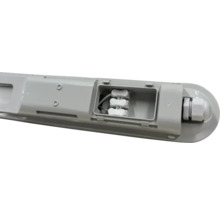 Imagine detaliată cu o lampă de baie cu cutie de conexiuni deschisă și presetupe pentru cabluri