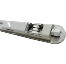 Corp de iluminat pentru spații umede cu cutie de conexiuni deschisă