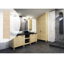 Baie cu lavoar, oglindă, dulap de depozitare și duș din lemn deschis la culoare