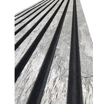 Prim-plan cu panouri acustice cu pâslă și șipci de lemn