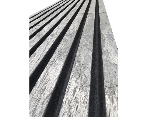 Prim-plan cu panouri acustice cu pâslă și șipci de lemn