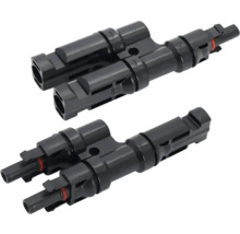 Doi conectori solari negri pentru conectarea panourilor solare.