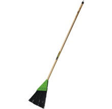Mătură cu mâner de lemn și peri din plastic