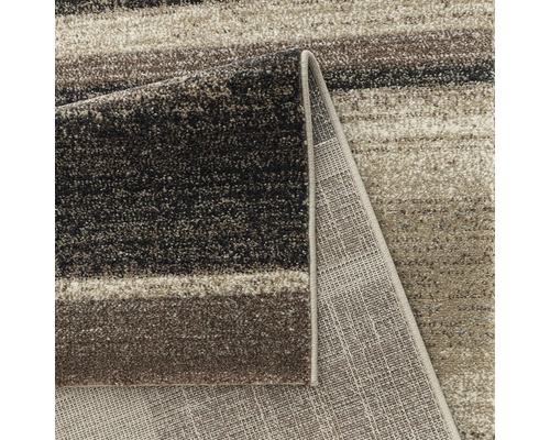 Imagine detaliată cu un covor cu dungi orizontale