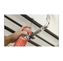 Persoană care aplică spray de detectare a scurgerilor pe o țeavă