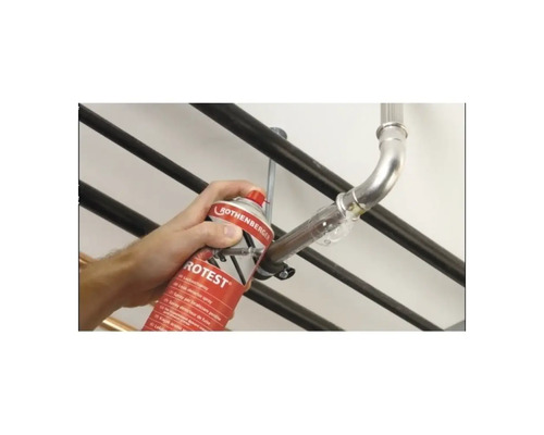 Persoană care aplică spray de detectare a scurgerilor pe o țeavă