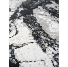 Prim-plan cu un covor cu model abstract.