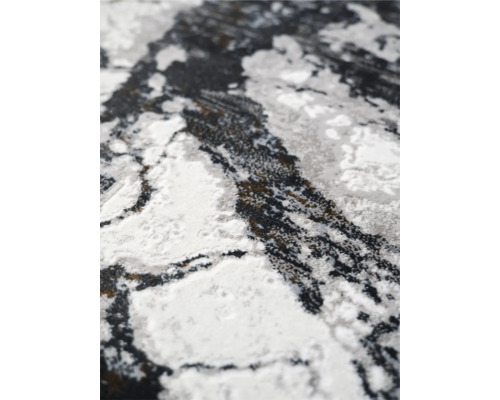 Prim-plan cu un covor cu model abstract.