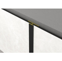 Prim-plan cu o șină pentru plăci pentru conectarea plăcilor de perete