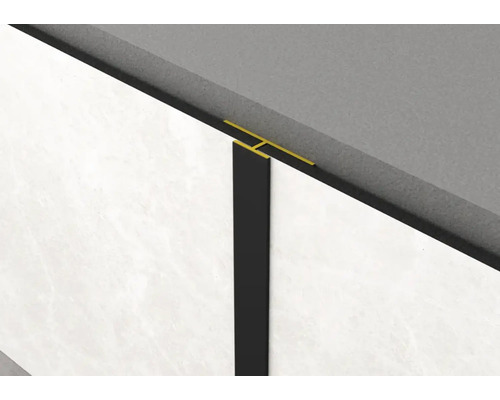 Prim-plan cu o șină pentru plăci pentru conectarea plăcilor de perete