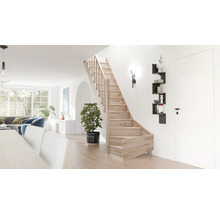 Scară din lemn cu balustradă într-un interior modern și luminos, cu pereți albi, o plantă de apartament și o fereastră mare.