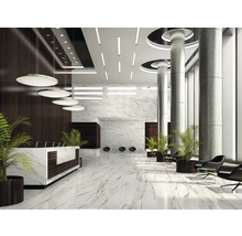 Recepție luminoasă și spațioasă, cu podea de marmură, coloane și mobilier de designer