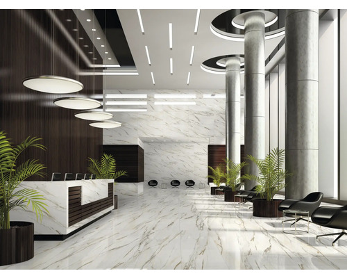 Recepție luminoasă și spațioasă, cu podea de marmură, coloane și mobilier de designer