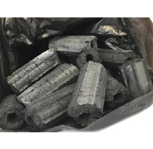 Brichete hexagonale din cărbune de lemn cu gaură în mijloc pentru grătar într-un sac.