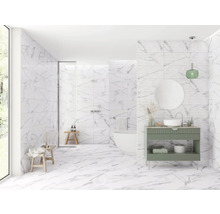 Baie luminoasă cu gresie de marmură pe pereți și podea, dulap de chiuvetă, cadă și duș.