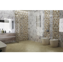 Baie modernă cu lavoar, duș, toaletă, bideu, radiator pentru prosoape și faianță cu aspect de marmură