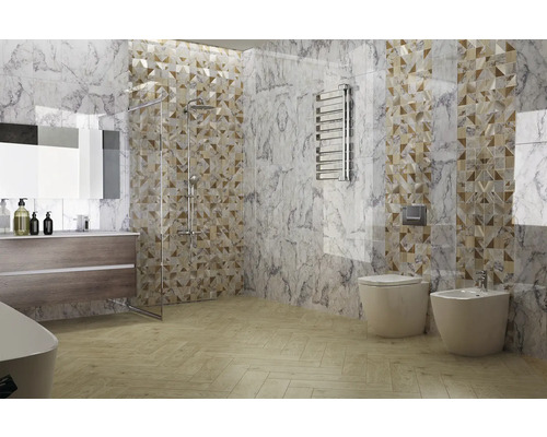 Baie modernă cu lavoar, duș, toaletă, bideu, radiator pentru prosoape și faianță cu aspect de marmură