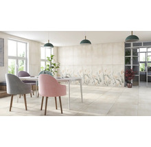 Sufragerie luminoasă cu masă, scaune și plăci de perete cu motive florale pentru o atmosferă prietenoasă.