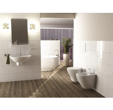 Baie luminoasă cu chiuvetă, oglindă, toaletă și bideu