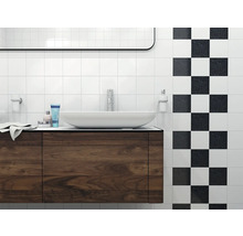 Baie modernă cu dulap de lavoar, lavoar așezat și gresie în carouri alb-negru