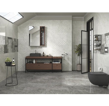 Baie luminoasă cu lavoar, oglindă și toaletă