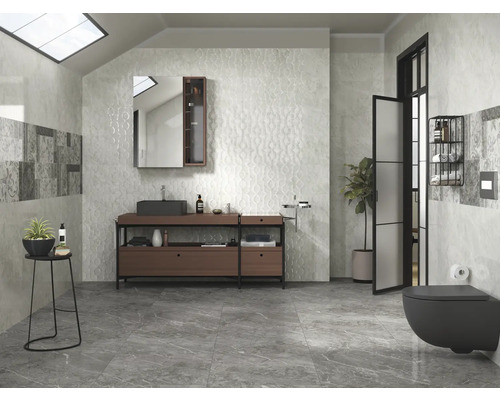 Baie luminoasă cu lavoar, oglindă și toaletă