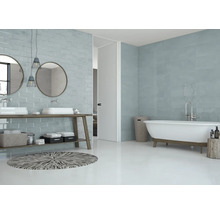 Baie luminoasă cu cadă, chiuvetă și gresie