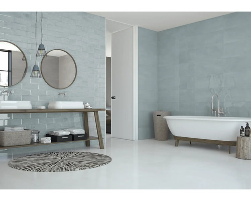 Baie luminoasă cu cadă, chiuvetă și gresie