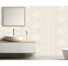 Baie luminoasă cu chiuvetă, oglindă și faianță cu aspect de marmură