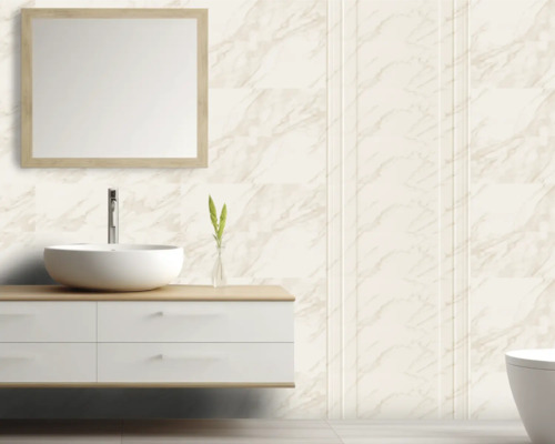 Baie luminoasă cu chiuvetă, oglindă și faianță cu aspect de marmură