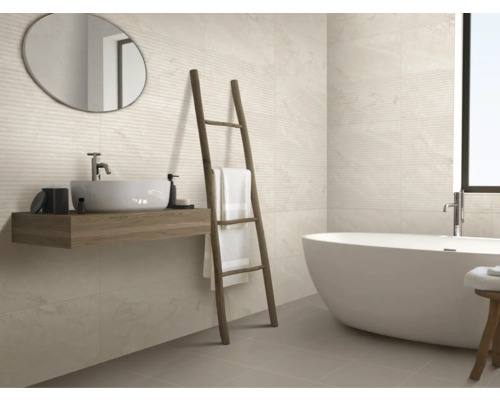 Baie cu cadă, lavoar și etajeră tip scară în fața unui perete cu gresie